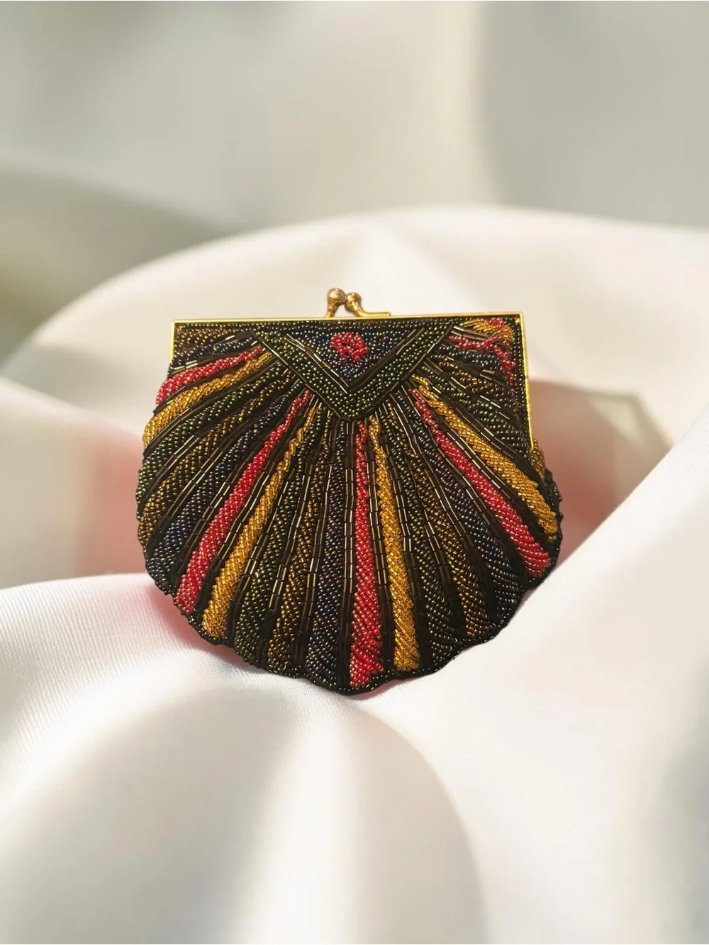 Pre-loved Vintage Beaded Shell Clutch